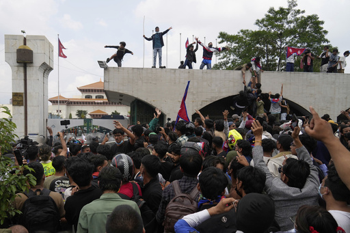 Manifestantes en Nepal rodean el parlamento y chocan con la policía tras el bloqueo a redes sociales