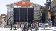 Zaragoza comienza los preparativos para los conciertos de la plaza del Pilar: así avanza el montaje de los Pilares