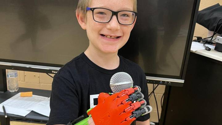 Red Cross Elementary teacher builds 3D-printed hand for student, inspires confidence for the future