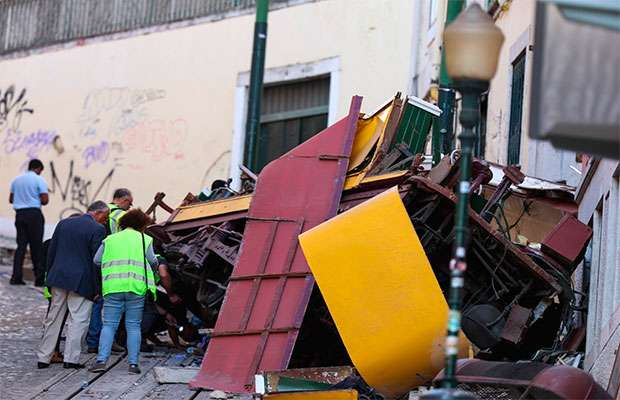 Aumenta a 17 el número de muertos por el descarrilamiento del histórico funicular de Lisboa