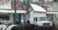 Normalistas de Ayotzinapa irrumpen instalaciones del Campo Militar 1