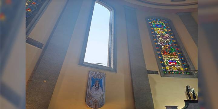 Fuertes vientos tumbaron vitral del altar de la catedral de Maturín (Foto)