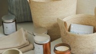 Convertí un simple bidón plástico en este útil contenedor para darle un toque chic a tu baño