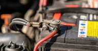 Más rápido que Flash: robó la batería de un auto en segundos y se escapó en una moto
