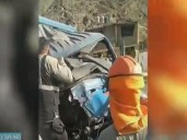 Furgón fuera de control choca en Pasamayito: mujer queda atrapada entre los fierros