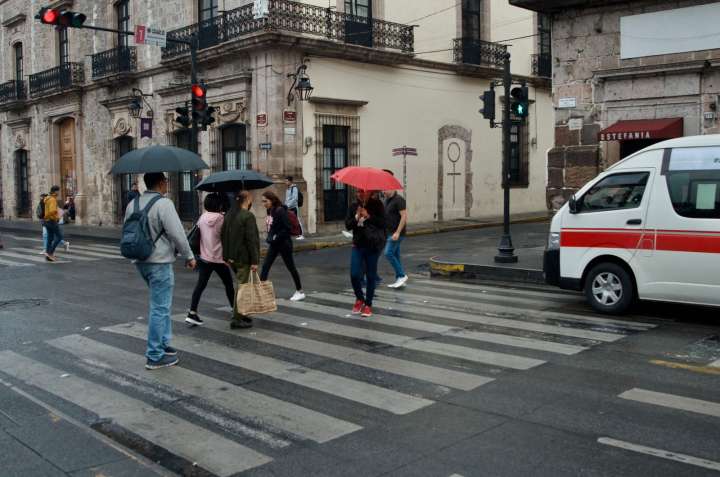 Ambiente caluroso y lluvias intensas en Michoacán