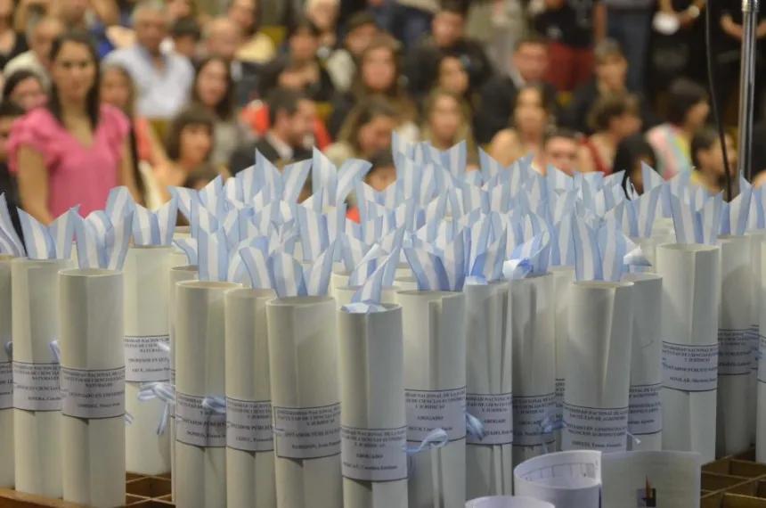 Primera graduada de la UNLPam sin título secundario accedió al diploma de Enfermería