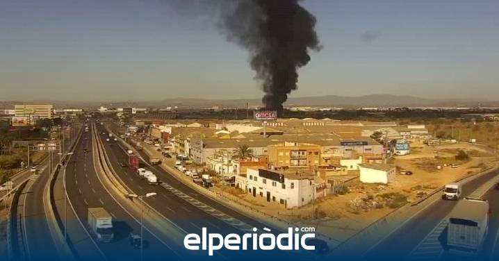Una gran columna de humo negro alerta al área metropolitana de Valencia por un incendio de un desguace de Quart de Poblet
