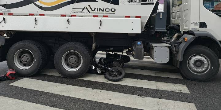 Una moto quedó debajo de un camión en Villa General Mitre