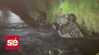 Auto cae al río detrás del Parque 2000 en Toluca; pasajeros resultan ilesos