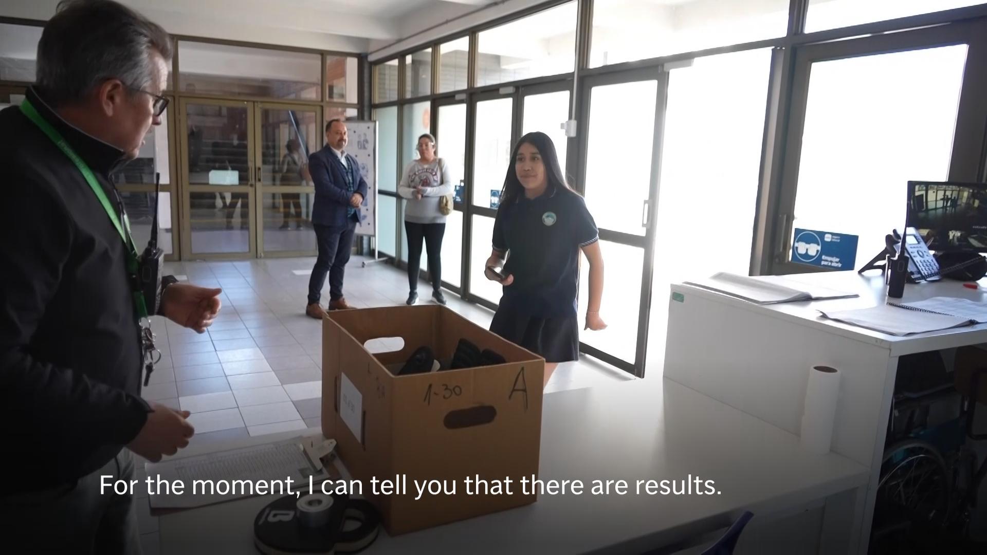 Chilean school blocks phones as students rediscover real