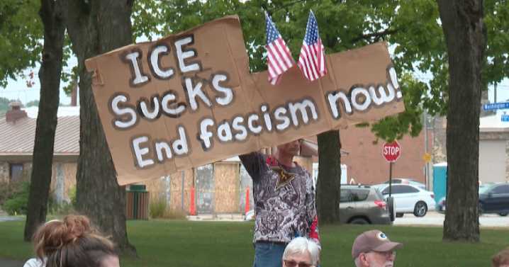 Manitowoc rally focused on immigrants' rights draws support and opposition