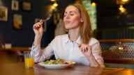 Qué significa dejar lo mejor para el final en un plato de comida, según la psicología