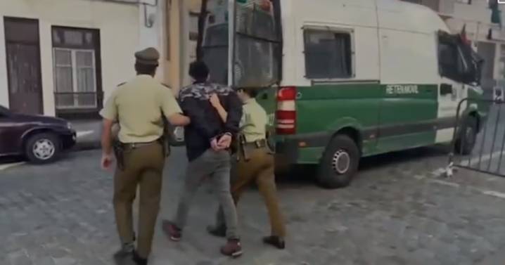 Detienen a hombre por robo con violencia a locales comerciales en región de Valparaíso: policías buscan al segundo sujeto