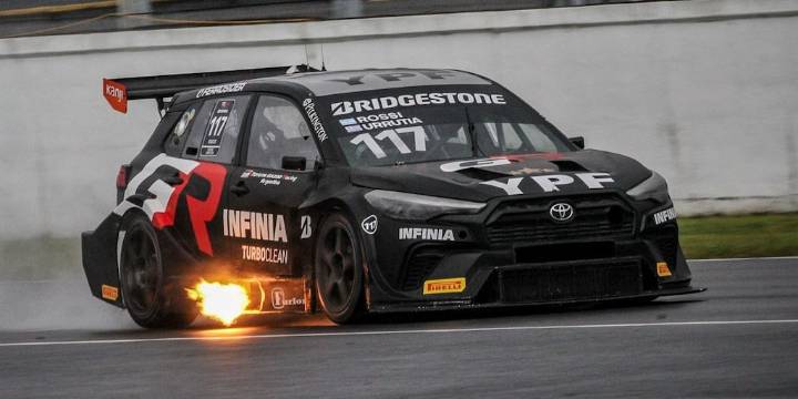 Matías Rossi y Santiago Urrutia ganaron los 200 KM de Buenos Aires del TC 2000: la carrera arrancó el sábado y terminó el domingo