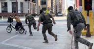 Repartidor en bicicleta insulta a Trump frente a agentes de ICE y logra escapar en persecución callejera