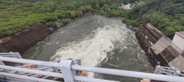 Comisión Nacional del Agua desfogan presa La Boca