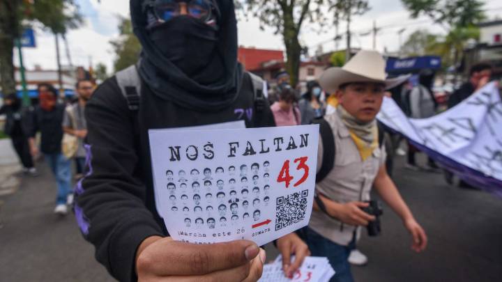 Con Quema de Vehículos y Petardos, Marchan por la Desaparición de los 43 Normalistas En Guerrero