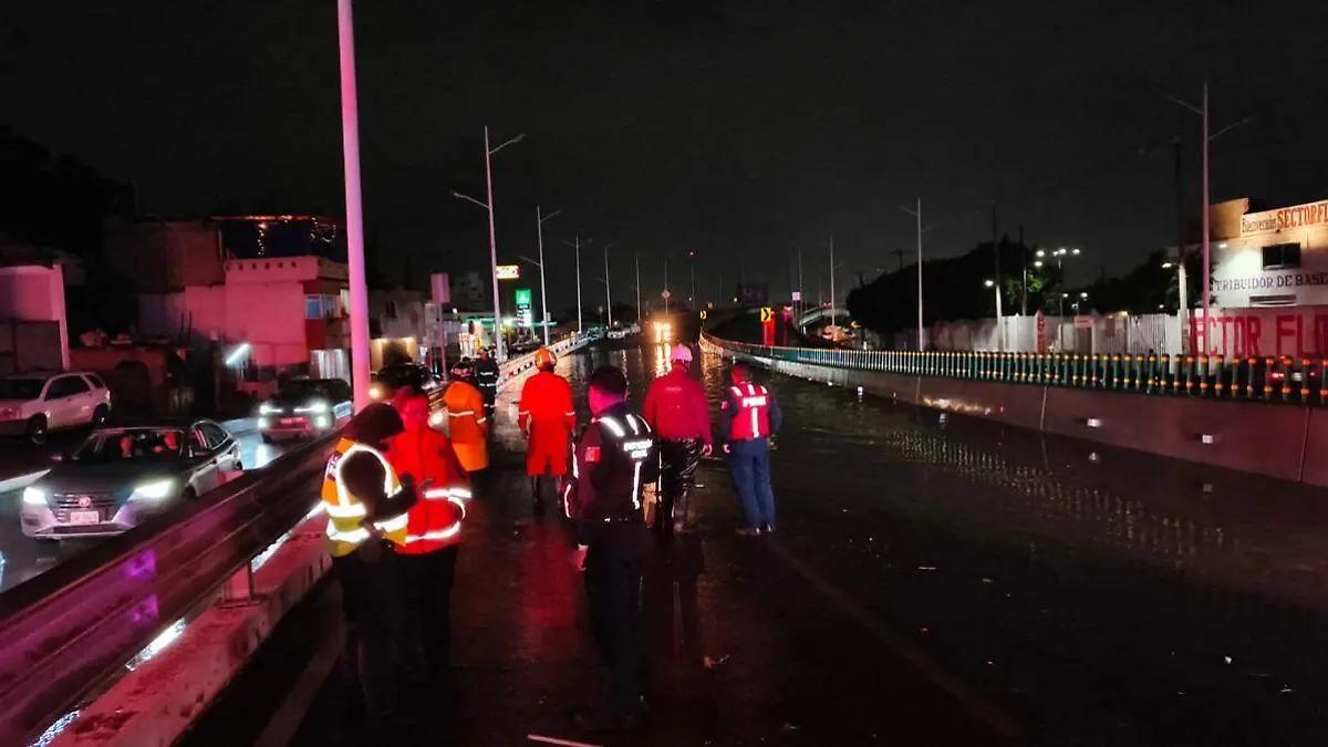 Inundación en puente de la Central de Abasto Puebla deja vehículos atrapados