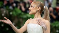 Ariana Grande conquista los VMAs 2025 con el vestido negro de lunares