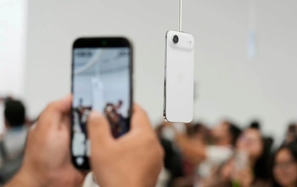 Apple presenta un nuevo iPhone, más delgado, pero con menos innovaciones