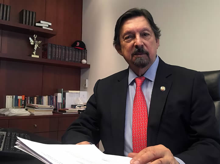 Conceden licencia a Napoleón Gómez Urrutia para separarse del cargo de diputado