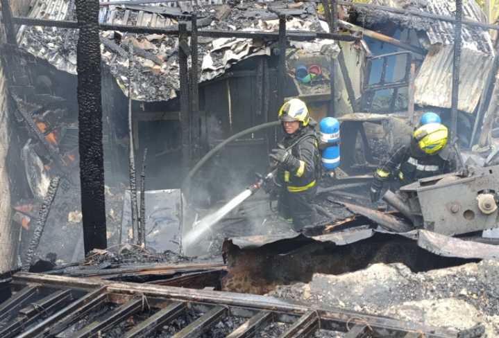 Devastador incendio destruyó una casa y una bodega en el barrio Bachué de Pasto