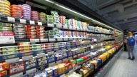 Un español que vive en Finlandia muestra lo que puede comprar en el super con 10 euros: "Prepara tu cartera y vamos a ir a lo barato, nada de lujos"