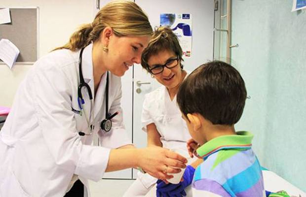 Médicos advierten sobre el déficit de pediatras en el país