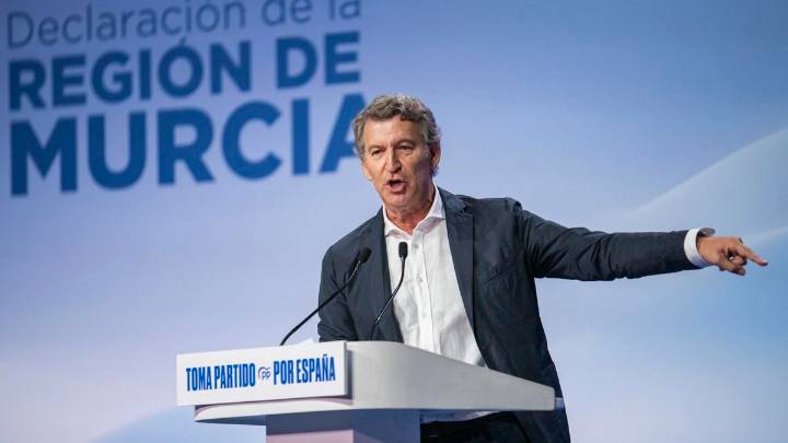 Feijóo sitúa al PP como un partido duro en inmigración pero eleva las hostilidades con Vox