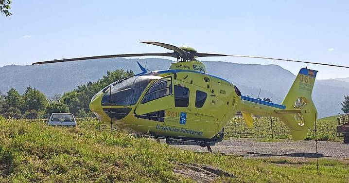 Trasladan en helicóptero a un mecánico tras caerle encima la puerta de un autobús en Amoeiro