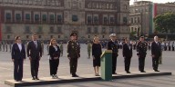 Sheinbaum iza bandera a media asta en Zócalo de CDMX para conmemorar a víctimas de sismos de 1985 y 2017