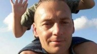 Tragedia conmovedora: padre se desmaya y fallece durante el velorio de su hijo al momento de llevar el ataúd a la misa