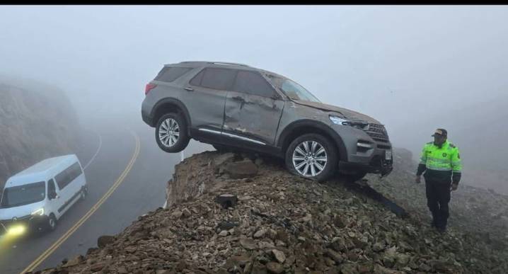 Arequipa: camioneta queda sobre un montículo en Panamericana Sur últimas