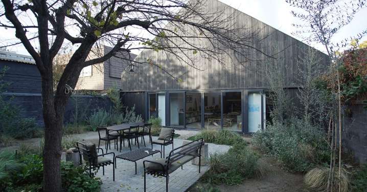 Menos paredes y abierta al patio: esta casa remodelada, entre las 50 mejores latinoamericanas