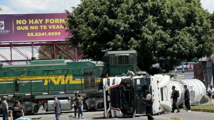 Reabren circulación en Vía Morelos tras retirar pipa volcada