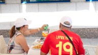 Una experta en imagen da la clave para vestir camisetas de fútbol y sumarte a la moda: "Las mujeres podemos adaptarla mejor"