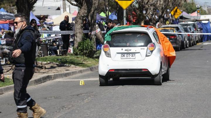 Hombre fue asesinado al interior de su vehículo en feria libre de Peñalolén
