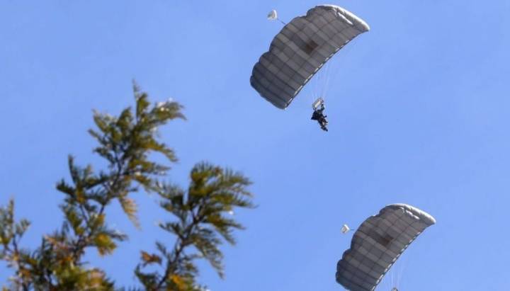 Salto libre paracaidistas militares captó todas las miradas en la Parada Militar 2025