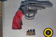 Realizaban disparos por barrio Las Flores y al escapar de la Policía tiraron el arma