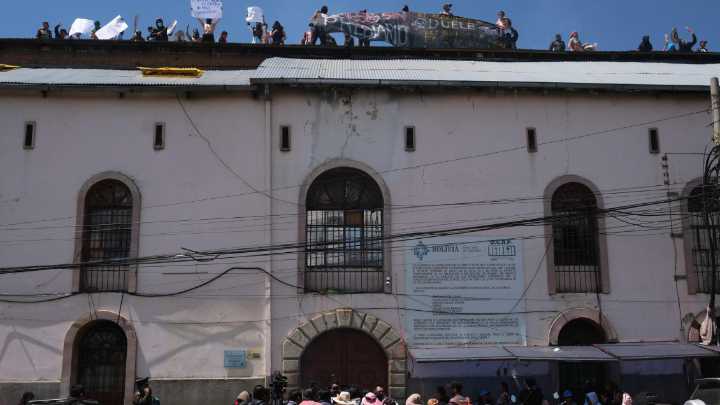 Bolivia: Reos se suben al techo de una cárcel para exigir pago de pensión alimenticia