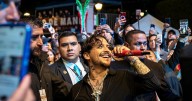 Nodal no fue a cumpleaños de su hija por cantar en Morelia, revelan