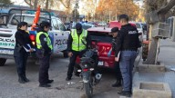 Accidente en Centenario: un motociclista impactó contra un auto frente al hospital Burd