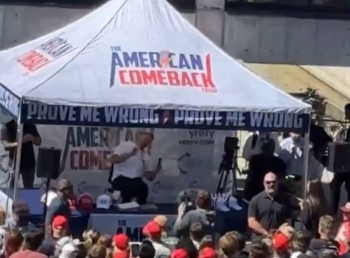 Disparan contra un reconocido activista cercano a Trump durante un acto en Estados Unidos