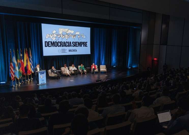 Axel Kicillof participó de la jornada “Democracia siempre» en Nueva York