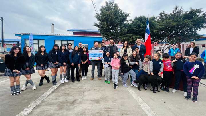 SLEP Aysén entrega bus escolar y equipos computacionales a estudiantes de Chile Chico