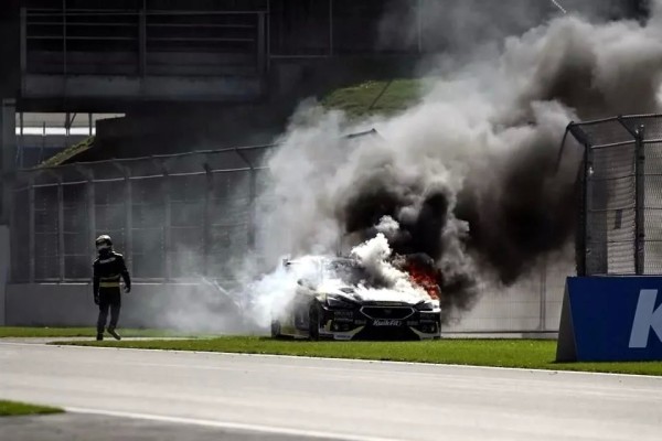 Se salva Nicolas Hamilton de carro en llamas