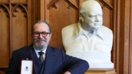 Gary Oldman es nombrado Caballero del Imperio Británico por el príncipe William