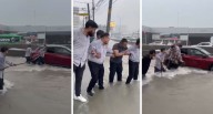 Rescatan a mujer atrapada en auto durante lluvias en Monterrey