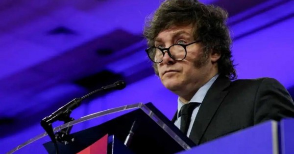 En medio de la crisis, Milei pospuso su vuelo a EE.UU. pero mantiene la reunión con Trump